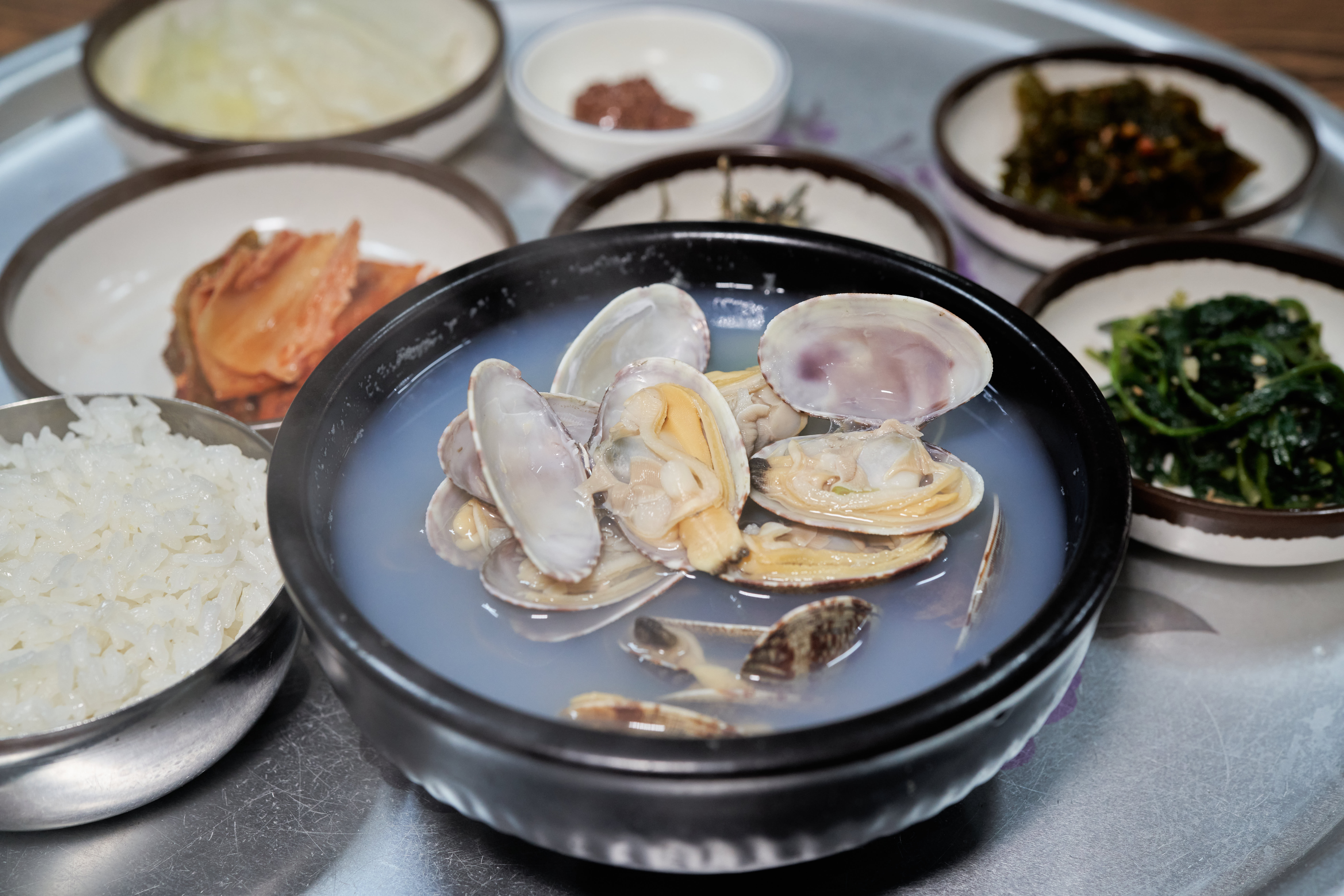 사천 바지락 해장국, 남해의 바다를 온전히 담아내는 완벽한 미식과 제철